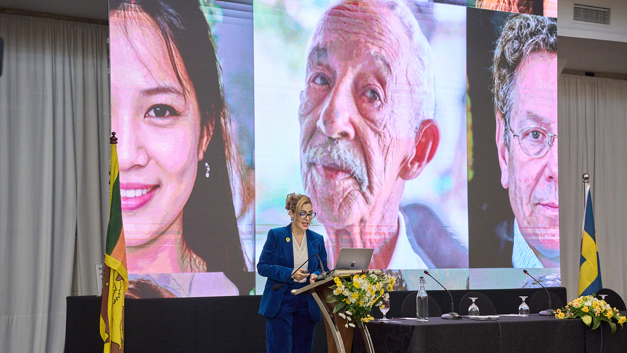 Speaker presenting data